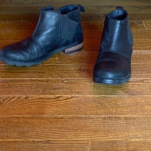 Women’s Sorel Emelie Chelsea Boots Size 9.5 for sale. In great condition.